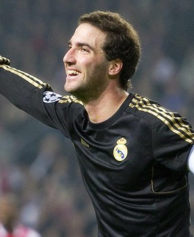 开云品牌-太阳报独家披露，卡里乌斯伴侣拍摄时尚写真时遭遇电梯意外，安全引关注