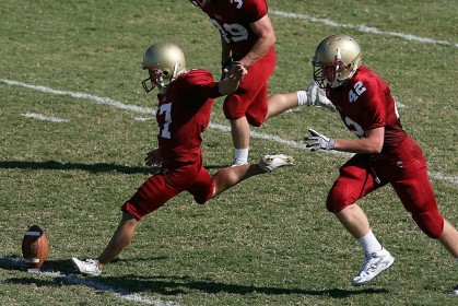 开云综合服务：拉斯维加斯大奖赛赛后红牛车队温馨庆祝，梅基斯热情邀请角田并肩而坐