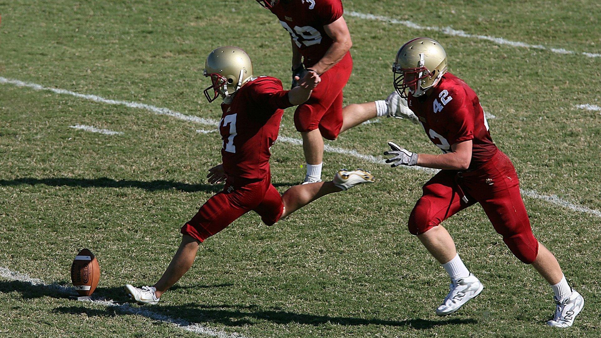 拉斯维加斯大奖赛赛后红牛车队温馨庆祝，梅基斯热情邀请角田并肩而坐