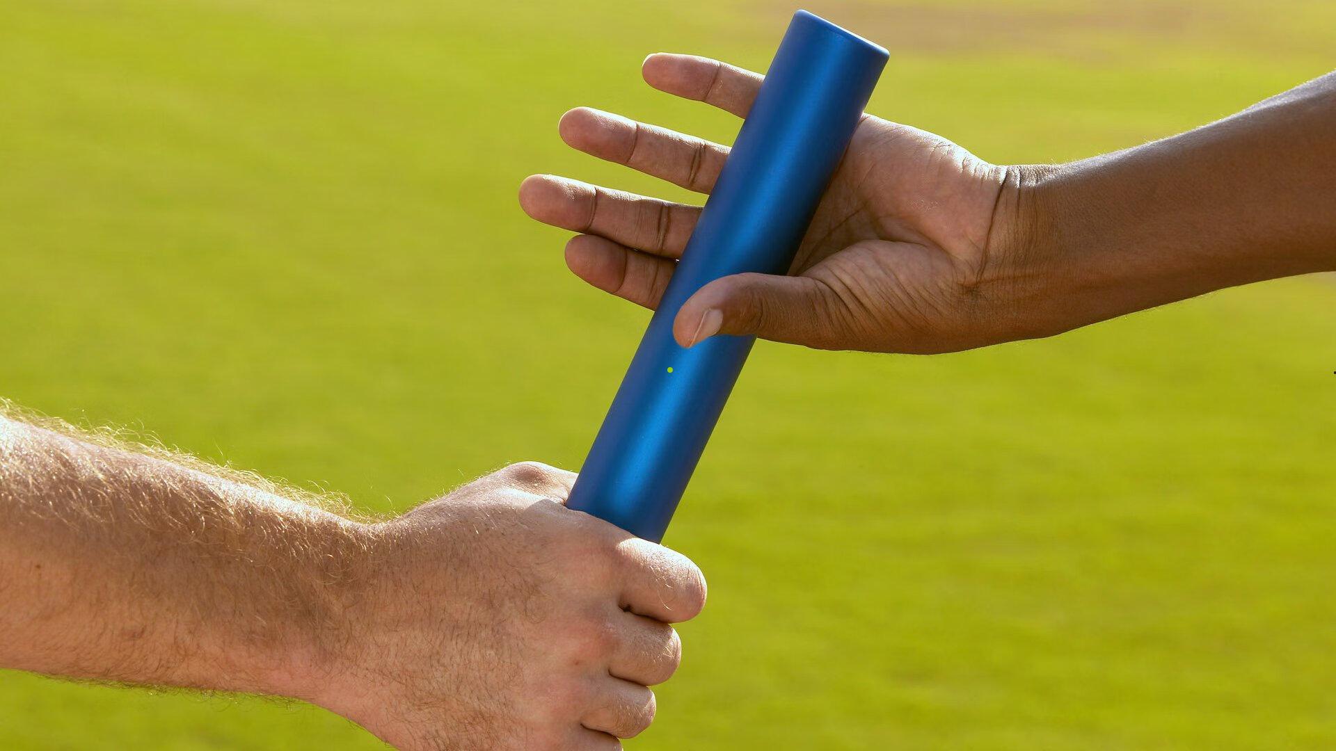 孔帕尼离场前与科隆主帅亲切交流 赛后友好对话彰显足球情谊